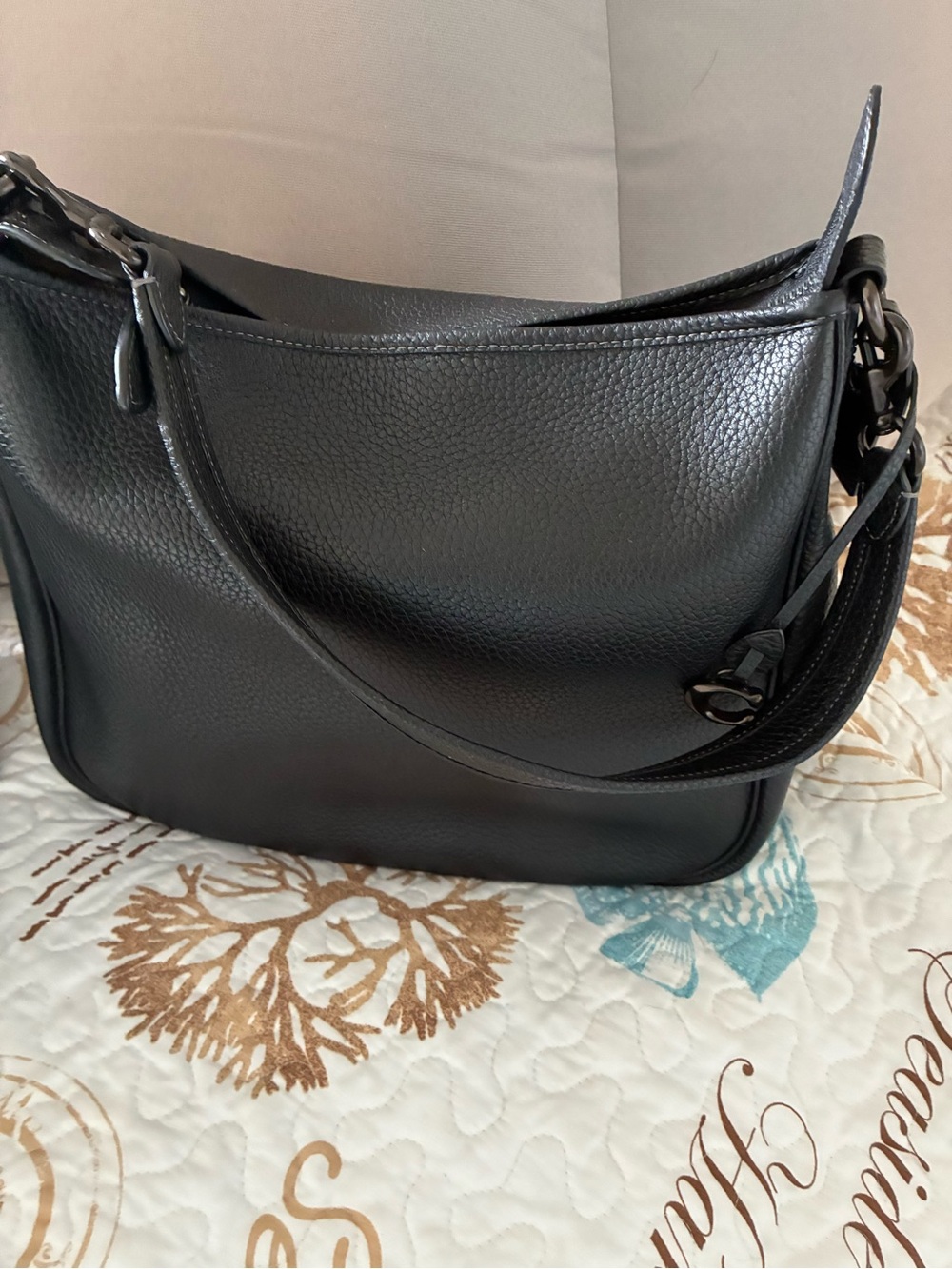 Classic Coach Black Leather Shoulder Bag - Elegant Everyday Carry